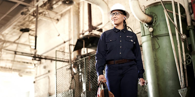 Worker wearing a helmet