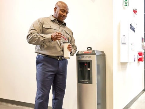 workerusingcintaswaterbreakhydrationunit