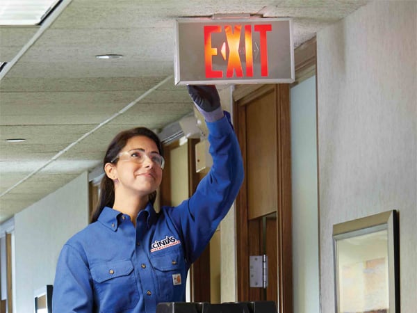 CintasFireProtectionRepresentativeinspectingexitlights